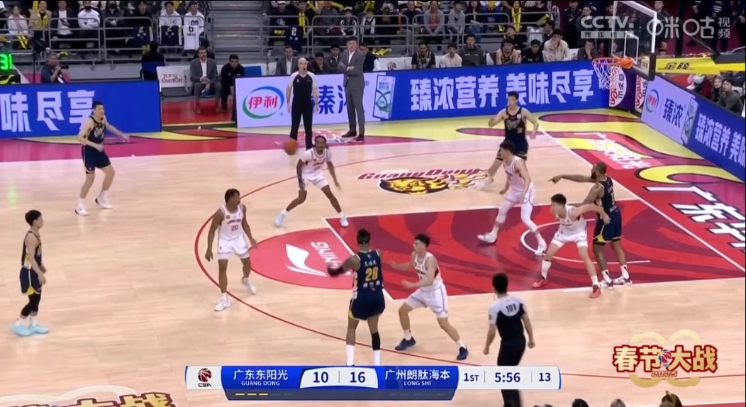 任駿飛造麥考爾犯規(guī) 倒地后互相不爽肢體碰撞爆發(fā)沖突各吃違體！
