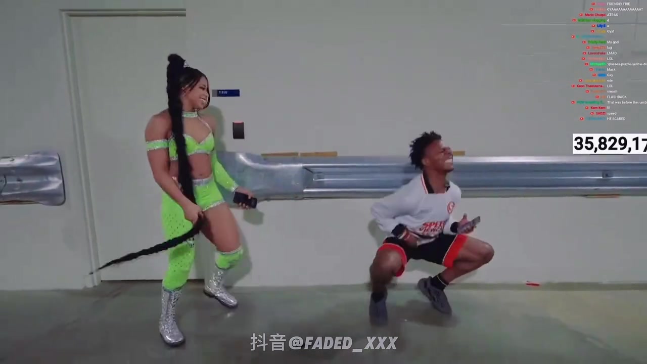 頭發(fā)打人啦！甲亢哥體驗被美女的大辮子抽打身體的感覺