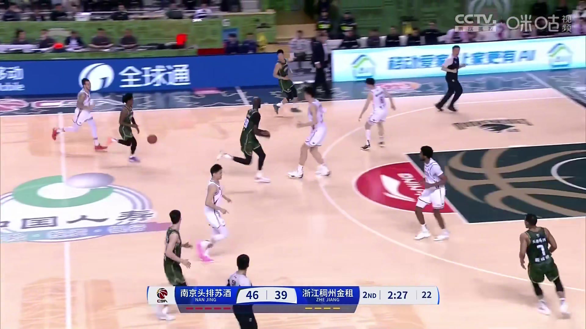 你們2米28的人都這么打球的嗎？法爾這個(gè)空接暴扣，幾乎都沒咋跳啊