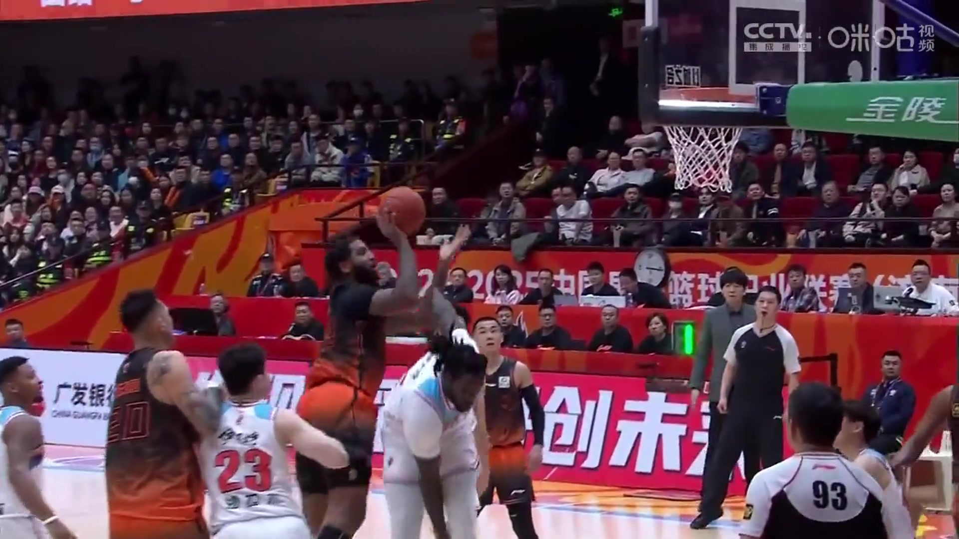 NBA級別的對抗！克里斯滯空正面頂飛哈雷爾 強(qiáng)硬打板上籃命中