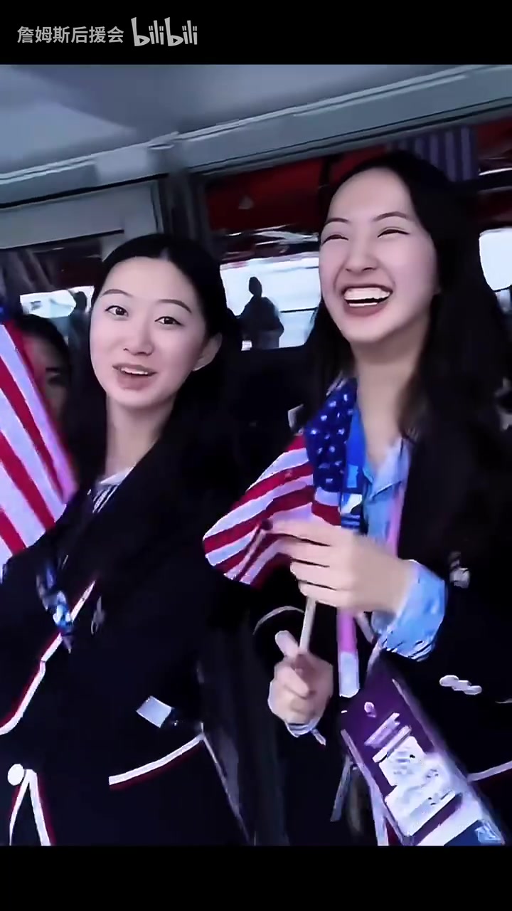 笑容收不住了！巴黎奧運(yùn)會(huì)名場(chǎng)面：我們用庫(kù)里的手機(jī)拍了合照！